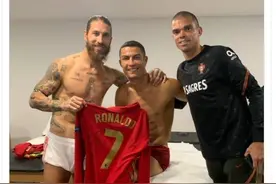 拉莫斯晒与C罗佩佩合照：我们仍在一起，朋友们图片