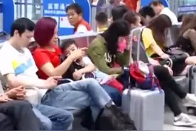 家长各自低头专心玩手机，2岁男童在火车站走丢图片