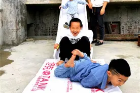 造秋千滑梯、放干鱼塘水捞鱼……贵州硬核爷爷实力宠孙图片