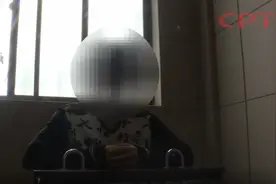 男子捡了根树枝，勒住女子脖子，抢劫14块钱，付出大代价图片