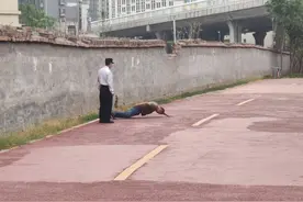 倒立行走、单手俯卧撑 年近六旬男子健身不简单图片