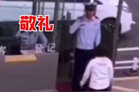 一个敬礼！山东执勤消防员婉拒母亲拥抱，换岗后朝父母飞奔而去图片