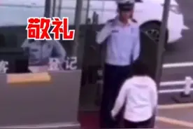 一个敬礼！山东执勤消防员婉拒母亲拥抱，换岗后朝父母飞奔而去图片