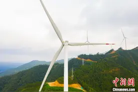 广西岑溪打造“风电小镇”风力发电机组成靓丽风景线图片
