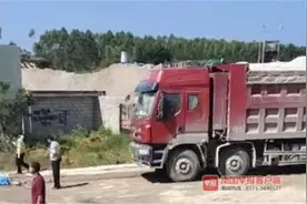 痛心！广西运砂车倒车“吞噬”电动车，一家四口当场殒命图片