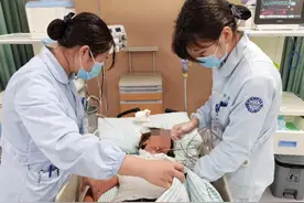 惊险！高铁上取行李，包内水杯突然滑落，砸晕一名正在休息的女乘客图片