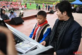 让少数民族地区孩子也能弹上钢琴 郎朗携“快乐的琴键”音乐教室走进汶川图片