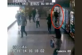 都快没钱生活了，还惦记扭蛋！男子在地铁站盗窃扭蛋机代币获刑图片