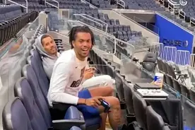 这显示器够大！达米恩-李和普尔用勇士主场大屏幕玩NBA2K图片