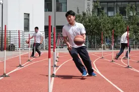 “没人敢占我的课”，体育老师该有这股“硬气”| 新京报快评图片