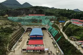 重庆合璧津高速建设传捷报：九峰山2号隧道右线正式贯通图片