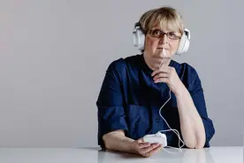 一种新的耳鸣治疗方法是对舌头进行电击图片