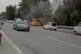 突发！鹿邑一校车自燃 无人员伤亡图片