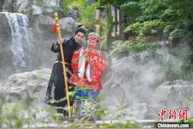 东方盐湖城上演汉服盛典 80岁老奶奶压轴秀场图片