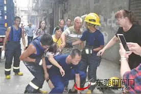 独居女子突发急性肠胃炎 消防员破门背起直奔医院图片