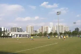 体育公园变亲子圣地：爸爸踢球、妈妈喝茶、孩子玩耍，上海城市运动中心雏形？图片