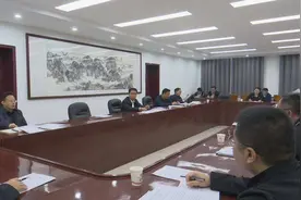 菏泽市成武县委书记崔学民主持召开县委常委会议图片