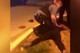 美国黑人孕妇被警察当街跪压：怀胎已9月 民众包围市政府抗议图片