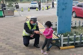 粗心父母“丢下”孩子驾车离去 3岁娃服务区哭着找妈图片