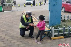 粗心父母“丢下”孩子驾车离去 3岁娃服务区哭着找妈图片