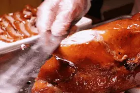 街边几十元一整只的便宜烤鸭，能吃吗？看完你就知道了……图片