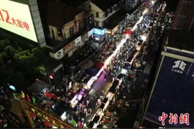 广西餐饮业复苏现排队用餐 餐后打包等成“食”尚图片