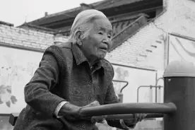 58岁儿子用镜头记录88岁坚持锻炼的老母亲图片