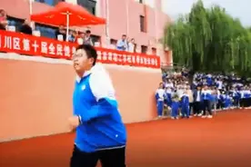 永不放弃！16岁高中男生体重236斤跑3000米 操场山呼海啸全是加油声视频封面