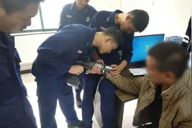 尴尬！手铐“失灵”打不开，民警求助消防员来“解套”图片