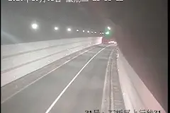 惊险！桂林挂车在高速上掉下一根钢管，致6车9个轮胎受损图片
