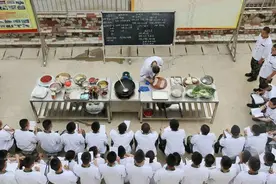 我“拍了拍”后勤兵图片