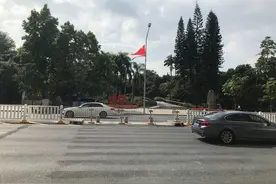 罗湖市民相关部门，请尽快恢复荔枝公园东门门口处过街斑马线图片