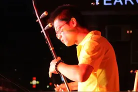 【决胜小康 奋斗有我】闭上眼睛听这首二胡独奏《奔驰在千里草原》......图片
