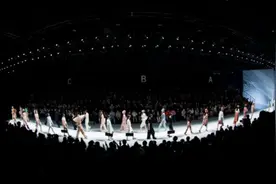 LILY×新华文创联名款齐白石系列亮相上海时装周开幕秀图片