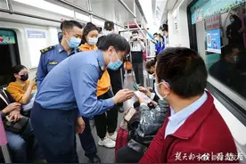 武汉地铁开出新规后首张罚单 男子在轻轨站台吸烟被处罚图片