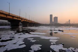 印度亚穆纳河因污染出现白色有毒泡沫 当地渔民在“云海”中前行图片