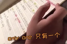 小男孩偶然翻开妈妈的英语笔记，看完就哭了……图片
