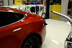 马斯克称特斯拉机器人蛇形充电器仍在研发中图片