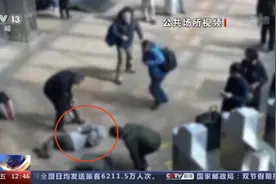 老人被行李箱绊倒去世，家属索赔62万……庭审更多细节披露图片