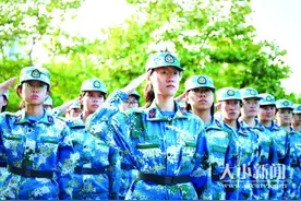 校园内身着戎装接受训练 驻烟高校新生军训全部改自训图片