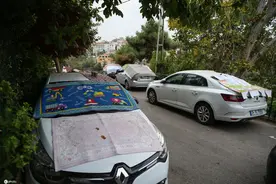 花式护车！土耳其车主用毯子棉被纸板箱盖车防冰雹图片