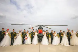 “双节”期间陆军部队举行多场浪漫军营集体婚礼图片