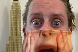 《小鬼当家》中的小鬼扮演者麦考利·卡尔金引推特网友热议，只因发了张照片图片