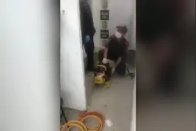 巴西一名嫌犯越狱被卡牢房门洞 身体悬空进退不得图片