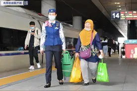 西安首次开行赴乌鲁木齐敦煌动车组列车图片