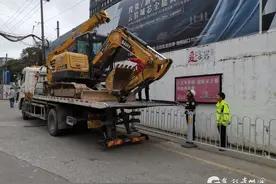 贵阳某工地挖掘机违法占道施工 交警：拖走图片