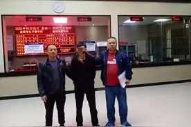 男子借酒壮胆深夜入室行窃，结果刚好撞上晚归屋主图片