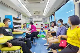 广东深圳：双节假期市民爱心献血图片