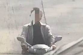 这个老汉专对赶集村民下手：趁其不备，顺手拎包图片