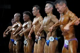 今年杭州第一场健美比赛！17岁小鲜肉、76岁大爷，好身材扎堆延安路图片